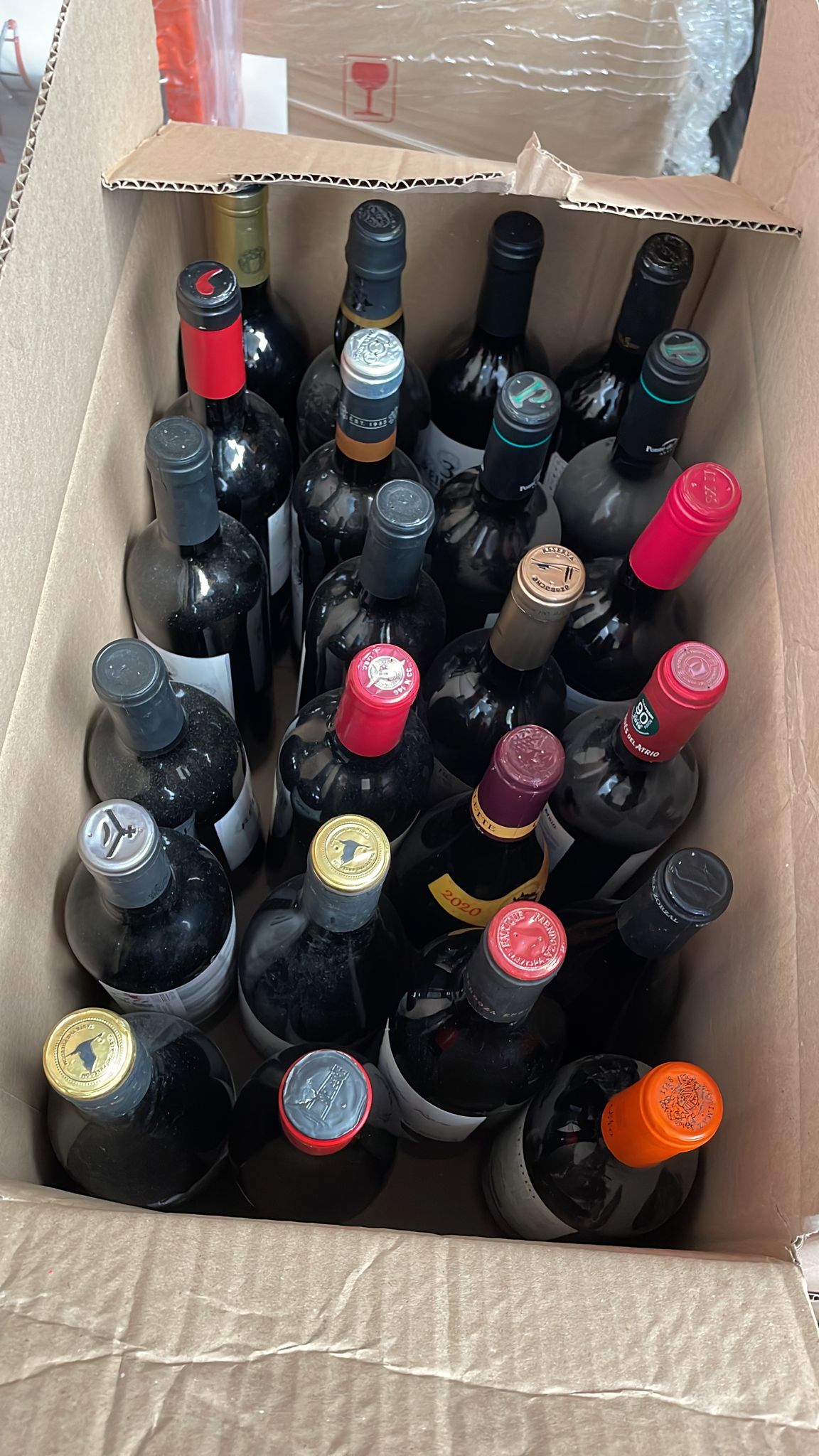 Lote de 400 botellas de vino variado