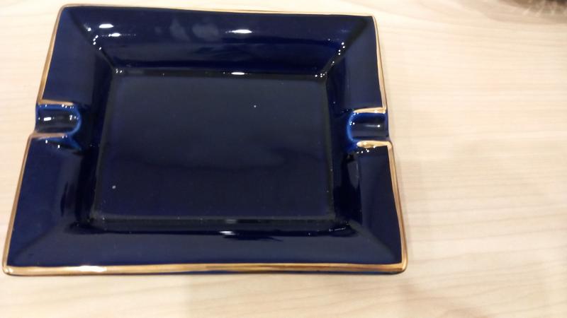 Cenicero azul cobalto con filo de oro de ley
