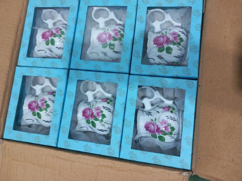 Liquidaciones de stocks de Jarrita de 9cm de porcelana fina con motivo de flores al por mayor