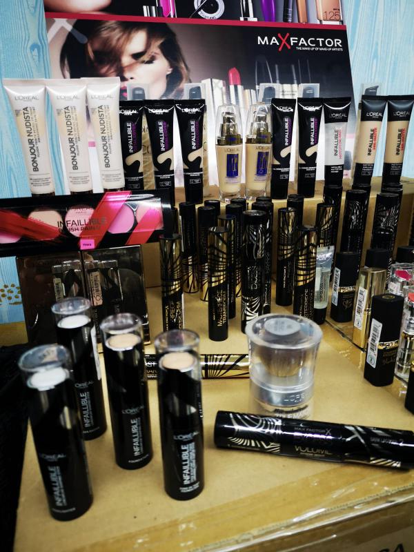 Almacén lotes cosmetica cremas primeras marcas al por mayor Almacén lotes cosmetica cremas primeras marcas al por mayor