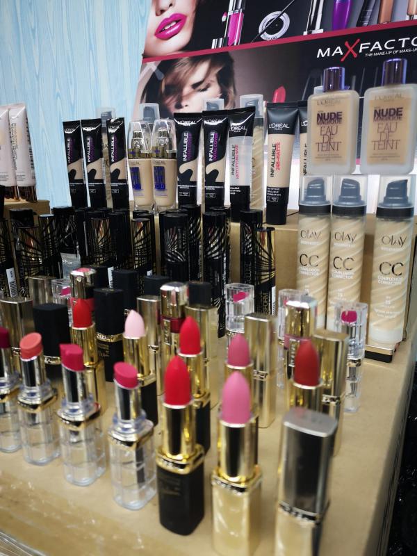 Almacén lotes cosmetica cremas primeras marcas al por mayor Almacén lotes cosmetica cremas primeras marcas al por mayor