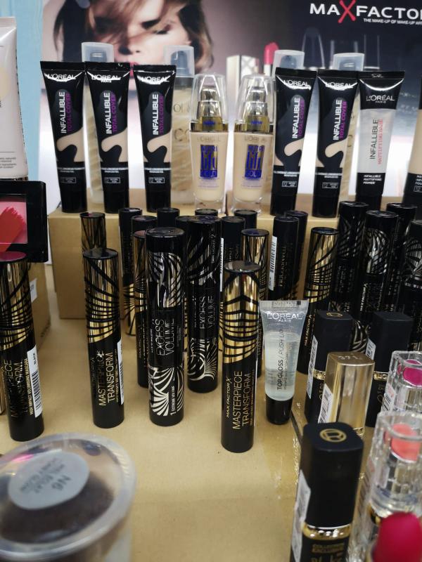 Almacén lotes cosmetica cremas primeras marcas al por mayor Almacén lotes cosmetica cremas primeras marcas al por mayor