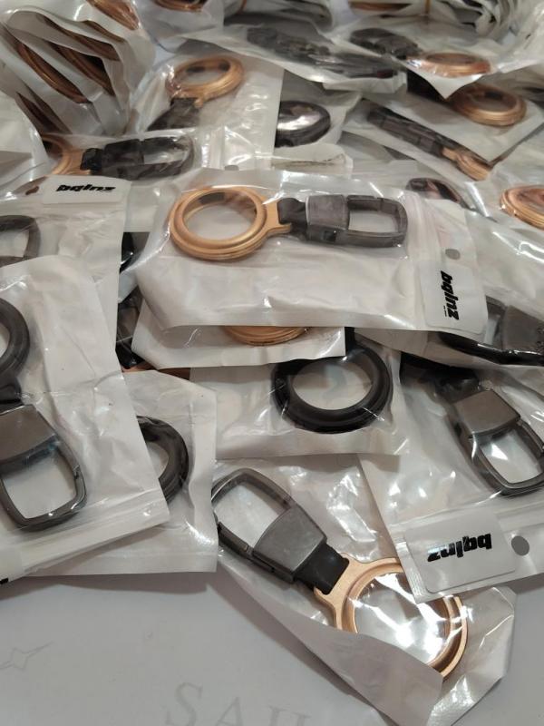 ¡Atención comerciantes y emprendedores! Ponemos a la venta un lote cerrado de 190 llaveros metálicos imantados a precio 